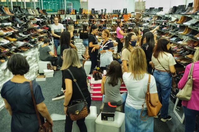 Orçamento Familiar: Como Economizar na Compra de Calçados para a Família